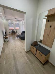 DREAM house في باراسين: غرفة معيشة مع أريكة وطاولة
