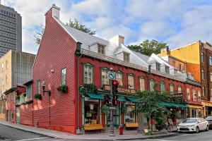a red building on the corner of a street at Auberge J.A Moisan in Quebec City