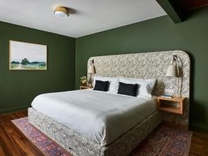 Tempat tidur dalam kamar di The Neighborhood Hotel Grand Beach