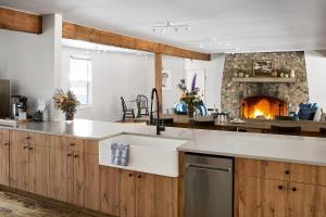 cocina con fregadero y chimenea en The Neighborhood Hotel Grand Beach en New Buffalo