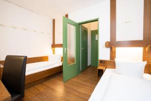 Postel nebo postele na pokoji v ubytování Hotel Alt Bamberg