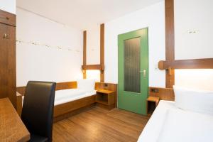Postel nebo postele na pokoji v ubytování Hotel Alt Bamberg