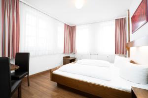 Postel nebo postele na pokoji v ubytování Hotel Alt Bamberg