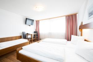 Postel nebo postele na pokoji v ubytování Hotel Alt Bamberg