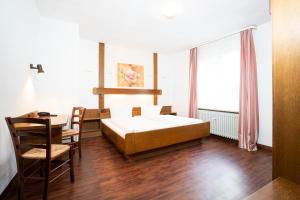Postel nebo postele na pokoji v ubytování Hotel Alt Bamberg