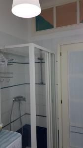une salle de bain avec douche et porte vitrée dans l'établissement Residenza Emilia, à Venise 6 autres photos
