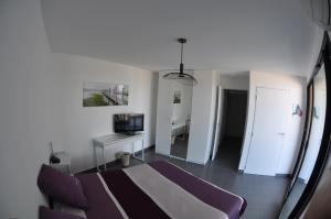 カネ・アン・ルシヨンにあるAlbatrosのベッドルーム1室(紫色のベッド1台付)