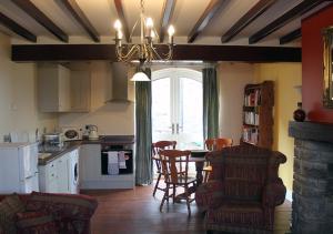cocina y comedor con mesa y sillas en Hidden gem apartment in sleepy Durham village., en Cornsay
