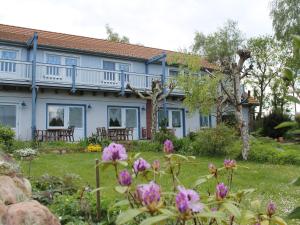 レリクにあるSpacious Apartment with Garden in Rerik Germanyの花の咲く庭のある家