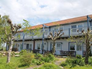 - une vue sur l'extérieur d'un bâtiment avec des arbres dans l'établissement Mod Apartment in Rerik Germany with Terrace, à Rerik