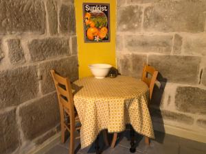 een tafel en stoelen met een tafel en een kom erop bij Charming one bedroom apartment in Brive center in Brive-la-Gaillarde
