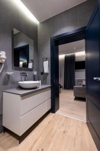 La salle de bains est pourvue d'un lavabo et d'un miroir. dans l'établissement Bujtina Oxhaku, à Korçë