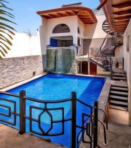 duży niebieski basen przed domem w obiekcie Hotel Cacts w San José
