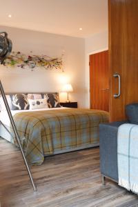 pokój hotelowy z łóżkiem i kanapą w obiekcie Riverside West End Apartment w Glasgow