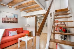 - un salon avec un canapé rouge et un escalier dans l'établissement Minty Stay - Imperial 2BD, à Madrid