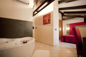 Postel nebo postele na pokoji v ubytování Hotel Villa Glicini + 37 fotografií