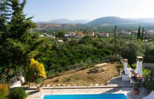 Villa mit Pool und Bergen im Hintergrund in der Unterkunft The Bird's Nest Luxury Villa in Nafplio