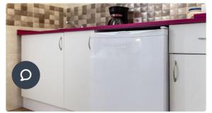 Una cocina con gabinetes blancos y encimera. en APARTAMENTO EN OLVERA CON GARAJE, en Olvera