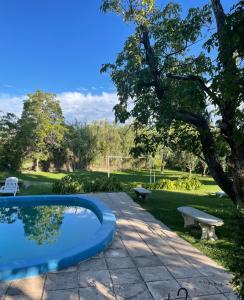 una piscina en un patio con un parque en La Danesa en Luján de Cuyo