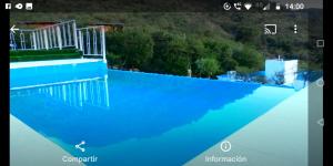 ein Bild eines Pools mit blauem Wasser in der Unterkunft Cabañas Lo Soñado en Comuna San Roque a minutos de Carlos Paz in Cordoba