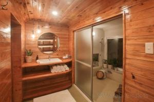 Koupelna v ubytování Boutique Chalet sleeps 10 - Wasabi Wonderland