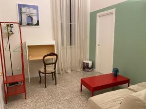 ein Wohnzimmer mit einem Schreibtisch und einem Stuhl in der Unterkunft Pinciana C23 in Rom