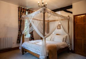 Ένα ή περισσότερα κρεβάτια σε δωμάτιο στο Holly Cottage. Romantic Getaway. Tourist base.