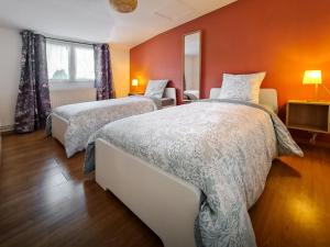 2 Betten in einem Zimmer mit roten Wänden in der Unterkunft Gîte du Vieux Château in Carvin