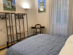 Schlafzimmer mit einem Bett, einem Schreibtisch und einem Fenster in der Unterkunft Pinciana C23 in Rom
