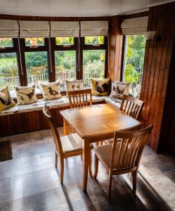 ein Esszimmer mit einem Holztisch und Stühlen in der Unterkunft Holly Cottage. Romantic Getaway. Tourist base. in Harker