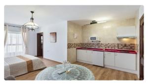 cocina con cama y mesa en una habitación en APARTAMENTO EN OLVERA CON GARAJE, en Olvera