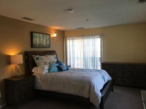 Un dormitorio con una cama grande y una ventana en Freeport Wine Country Inn, en Freeport