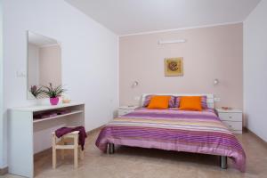 biała sypialnia z łóżkiem i biurkiem w obiekcie Relax in nature villa Mugeba Club w Poreču +9 zdjęć