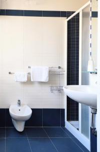 A bathroom at Terra dei Plautii