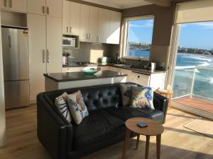 Manly Waterfront Beach Stay廚房或簡易廚房