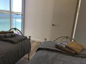 מיטה או מיטות בחדר ב-Manly Waterfront Beach Stay