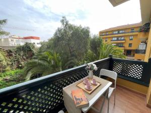 a balcony with a table and a vase of flowers at Beautiful 3 Bd. Apartment in La Laguna City Centre in Las Lagunas