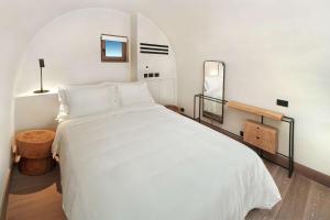 Radisson Blu Zaffron Resort, Santorini客房内的一张或多张床位