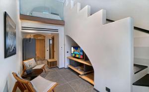 Radisson Blu Zaffron Resort, Santorini的电视和/或娱乐中心