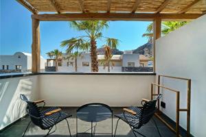 Radisson Blu Zaffron Resort, Santorini的阳台或露台