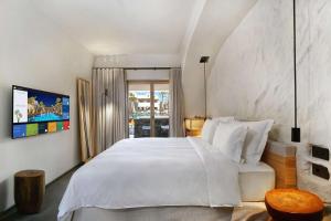 Radisson Blu Zaffron Resort, Santorini客房内的一张或多张床位