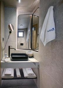 Radisson Blu Zaffron Resort, Santorini的一间浴室