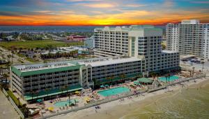 Daytona Beach Resort #1219 في دايتونا بيتش: اطلالة جوية على منتجع مع مسبح وشاطئ