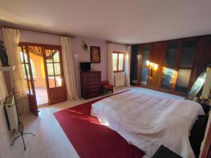 1 dormitorio con 1 cama blanca grande en una habitación en villa Anastasia, en Cumbre del Sol