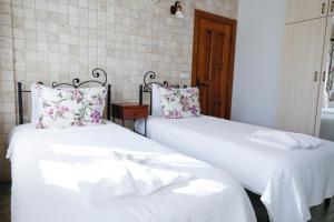 two beds sitting next to each other in a room at villa lotus butik otel in Seferihisar