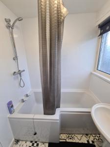 Koupelna v ubytování 6 bed, sleeps 8, 1 Mile from New Cross Hospital, 10 mins from M6 Jct 10 & M54 Jct 1