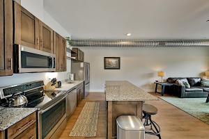 una cucina e un soggiorno con divano di Haywood Chic Retreat Unit 215 ad Asheville