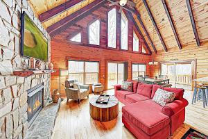 sala de estar con sofá rojo y chimenea en Tenderfoot Lodge, en Maggie Valley