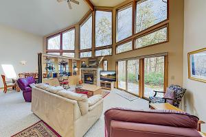un grand salon avec de nombreuses fenêtres dans l'établissement Narnia on Earth, à Lake Lure