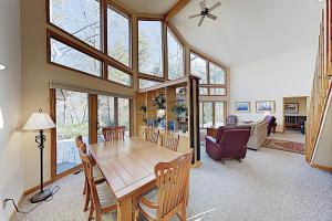 - une salle à manger et un salon avec une table et des chaises dans l'établissement Narnia on Earth, à Lake Lure